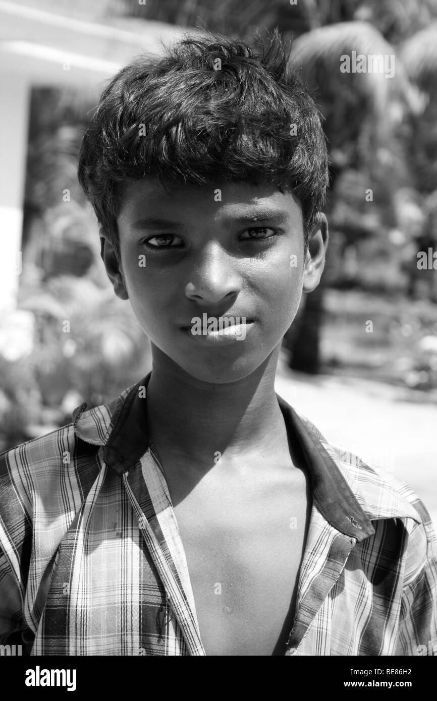 Indian Street Boy in posa per telecamera in bianco e nero Foto Stock