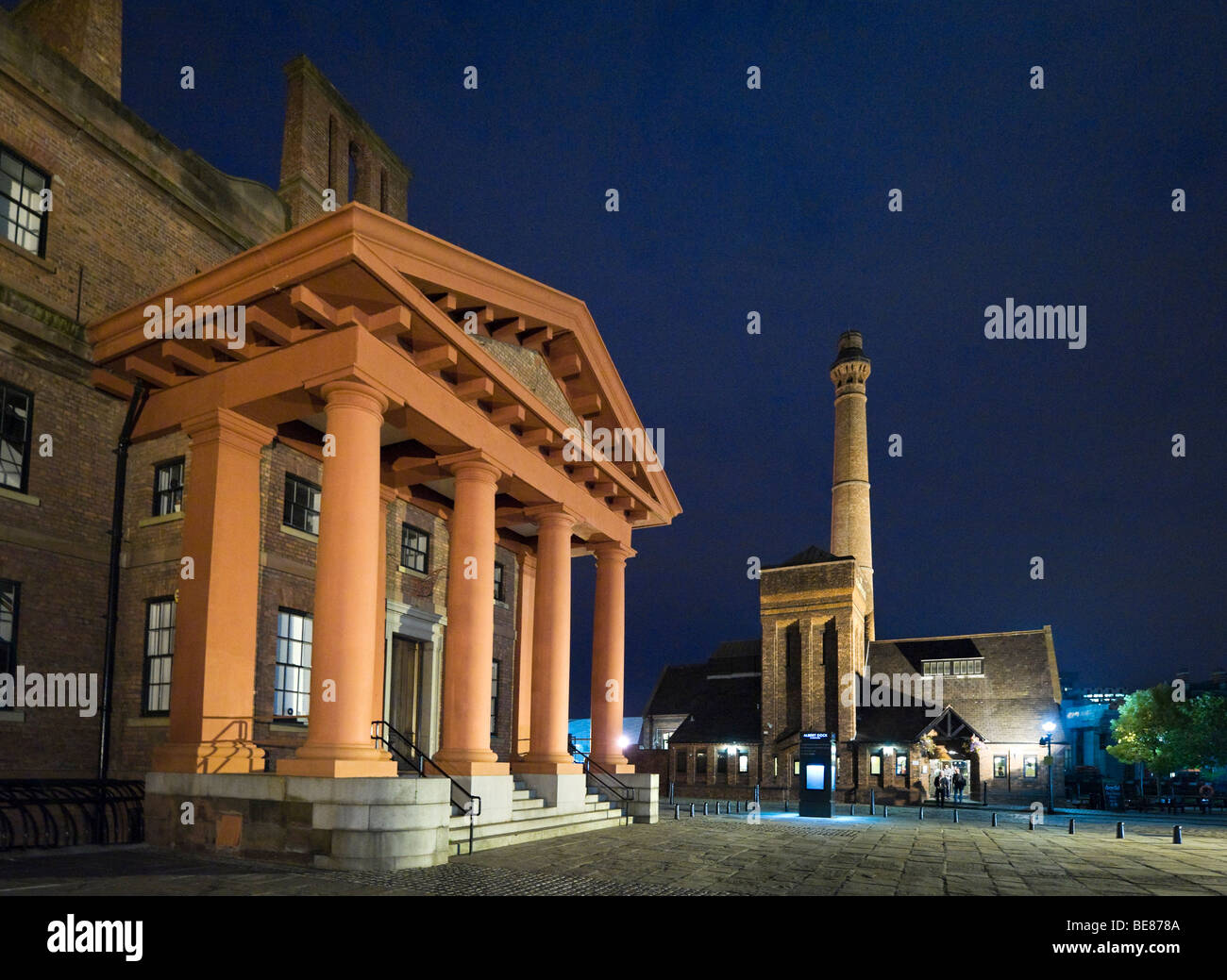 Albert Dock zona di notte con il Bar Pumphouse in background, Liverpool, Merseyside England Foto Stock