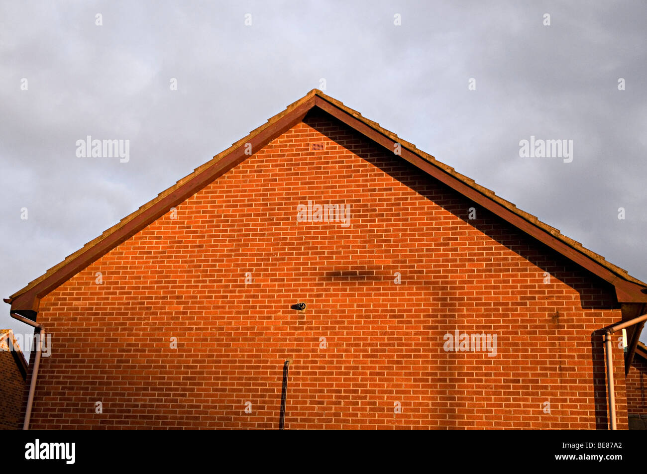 Il frontone di una moderna casa a schiera con la sua una forma a telaio Foto Stock