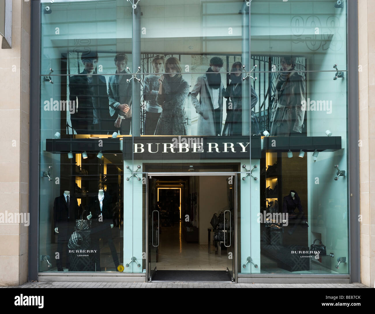 Il Burberry store sulla nuova Cattedrale Street off Exchange Square, Manchester, Inghilterra Foto Stock