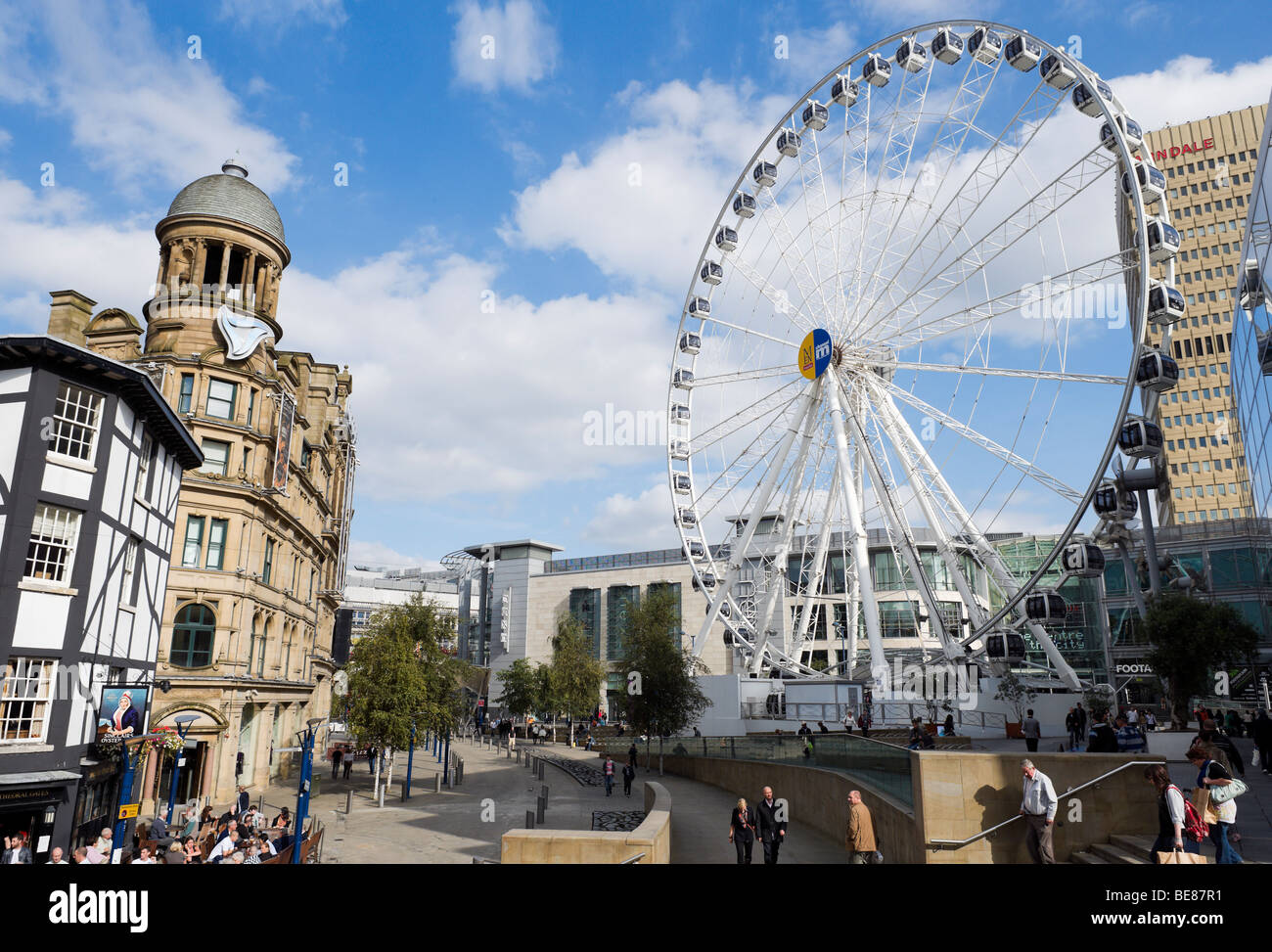 Exchange Square con la Manchester Wheel e Manchester, Inghilterra Foto Stock