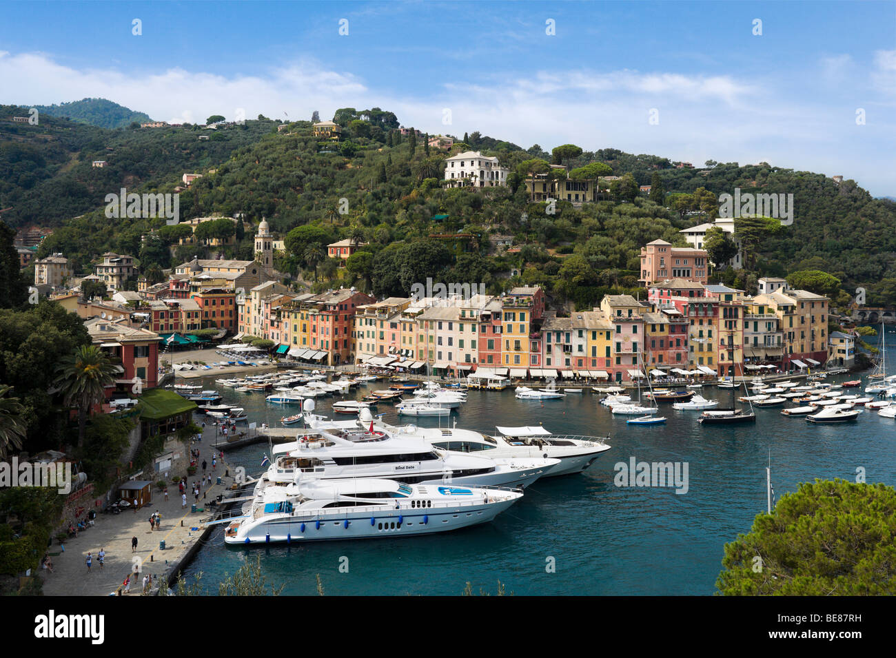Yacht di lusso nel porto di Portofino con la città dietro, Riviera Ligure, Liguria, Italia Foto Stock