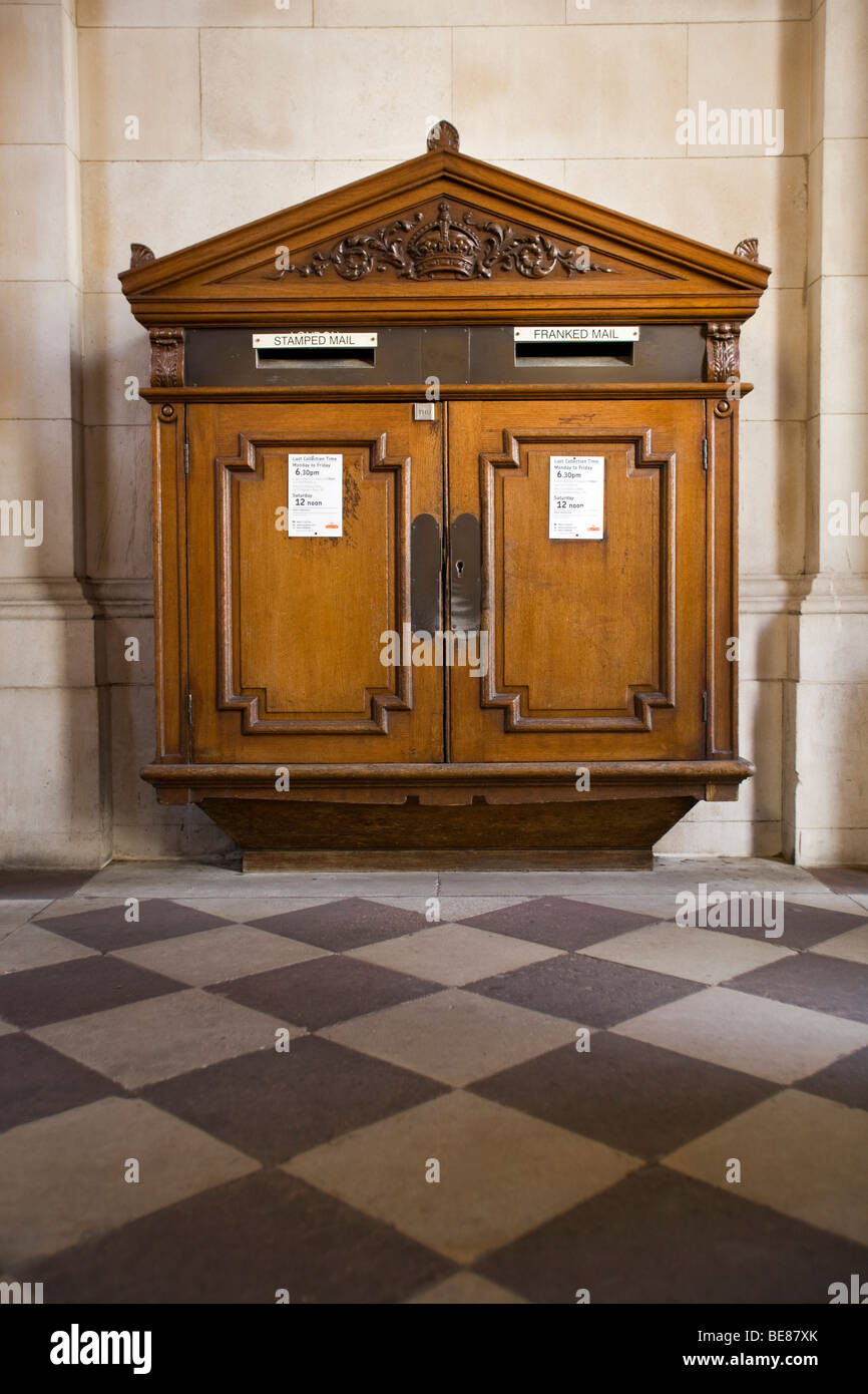 Vecchia posta in legno o casella postale presso l'ingresso al cortile della Royal Academy di Londra Foto Stock