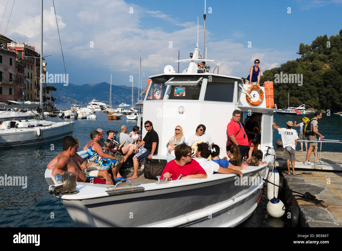 I turisti in gita in barca al porto di Portofino, il Golfo del Tigullio, Liguria, Riviera Ligure, Italia Foto Stock