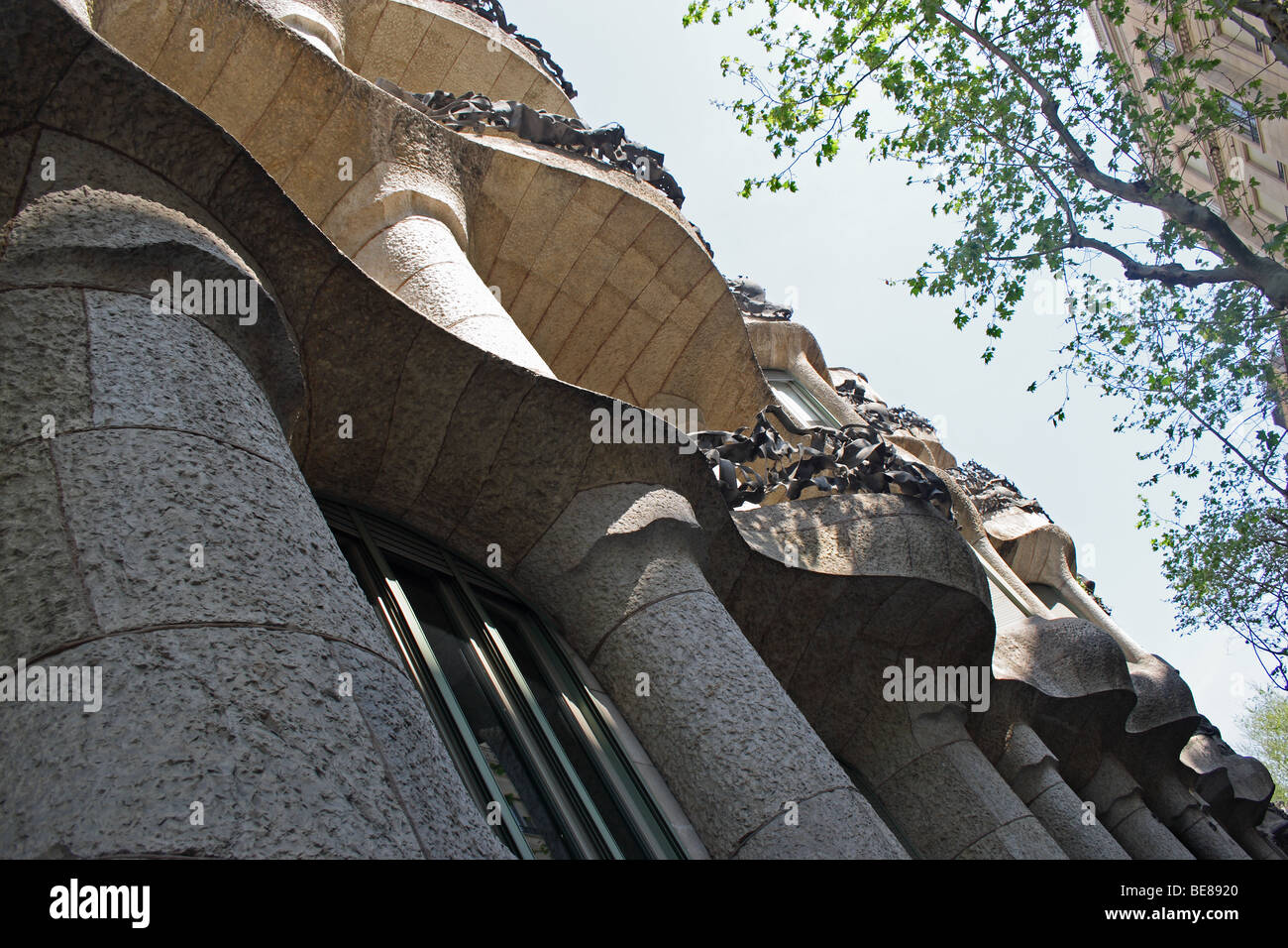Un dettaglio esterno della Casa Mila, un edificio progettato dall'architetto spagnolo Antonio Gaudì a Barcellona, Spagna. Foto Stock