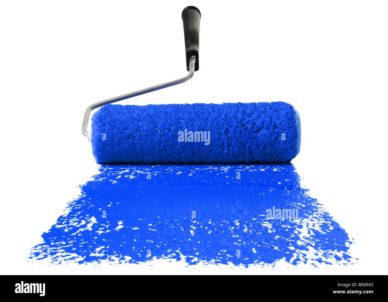 Rullo di verniciatura con vernice blu isolate su sfondo bianco Foto Stock