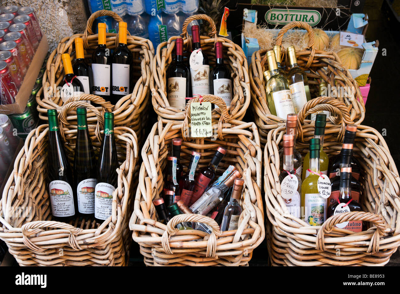 Bottiglie di vino locale e liquori in vendita a Portofino, Golfo del Tigullio, Riviera Ligure, Liguria, Italia Foto Stock