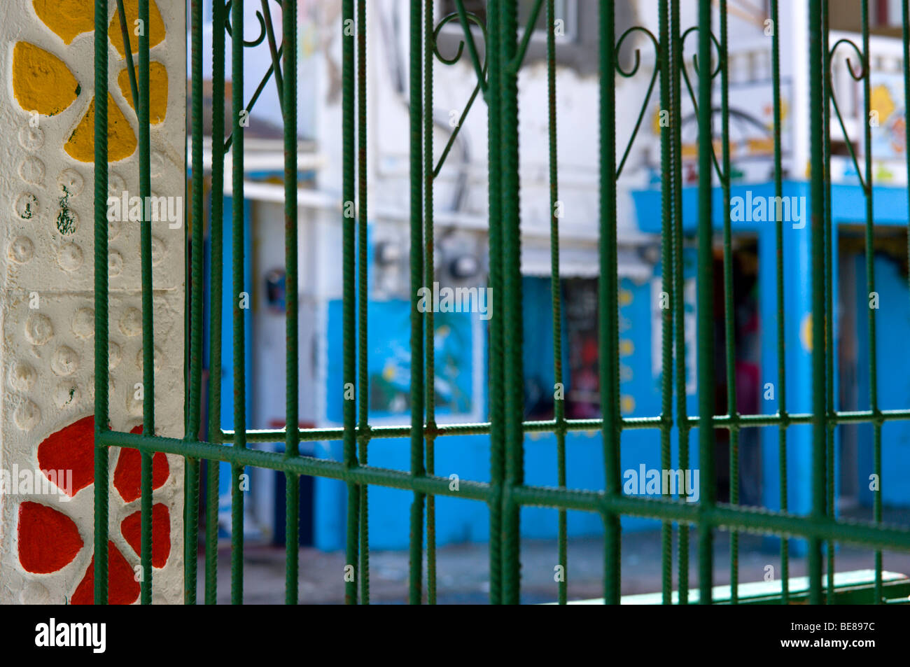 WEST INDIES Caraibi St Vincent e Grenadine Union Island Clifton decorativo griglia di lamiera su windows di costruzione Foto Stock