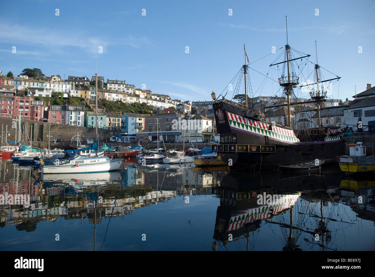 Brixham Harbour nel Devon,anchor, ancorata in autunno, bay, barche, costa, devon, dock, dockside, ebb, Inghilterra, pesce,Golden Hind Foto Stock
