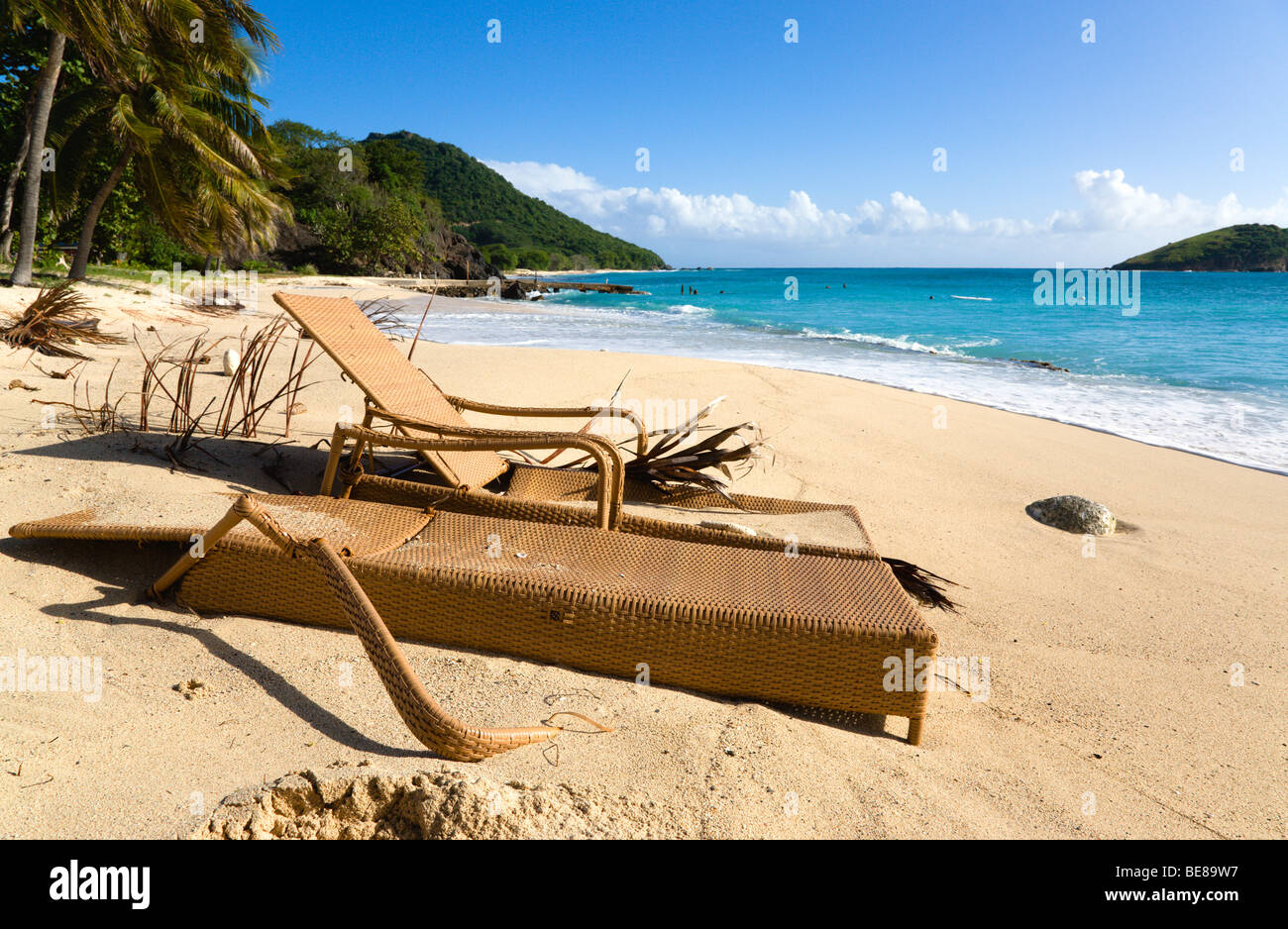 WEST INDIES Caraibi St Vincent e Grenadine Canouan Island South Beach lucida in lucido Baia Mare danneggiati lettini per prendere il sole Foto Stock