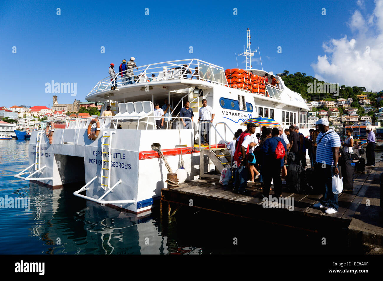 WEST INDIES Caraibi Grenadine Grenada St George Il Carenage Porto isola Inter Osprey catamarano con navetta pendolari Foto Stock