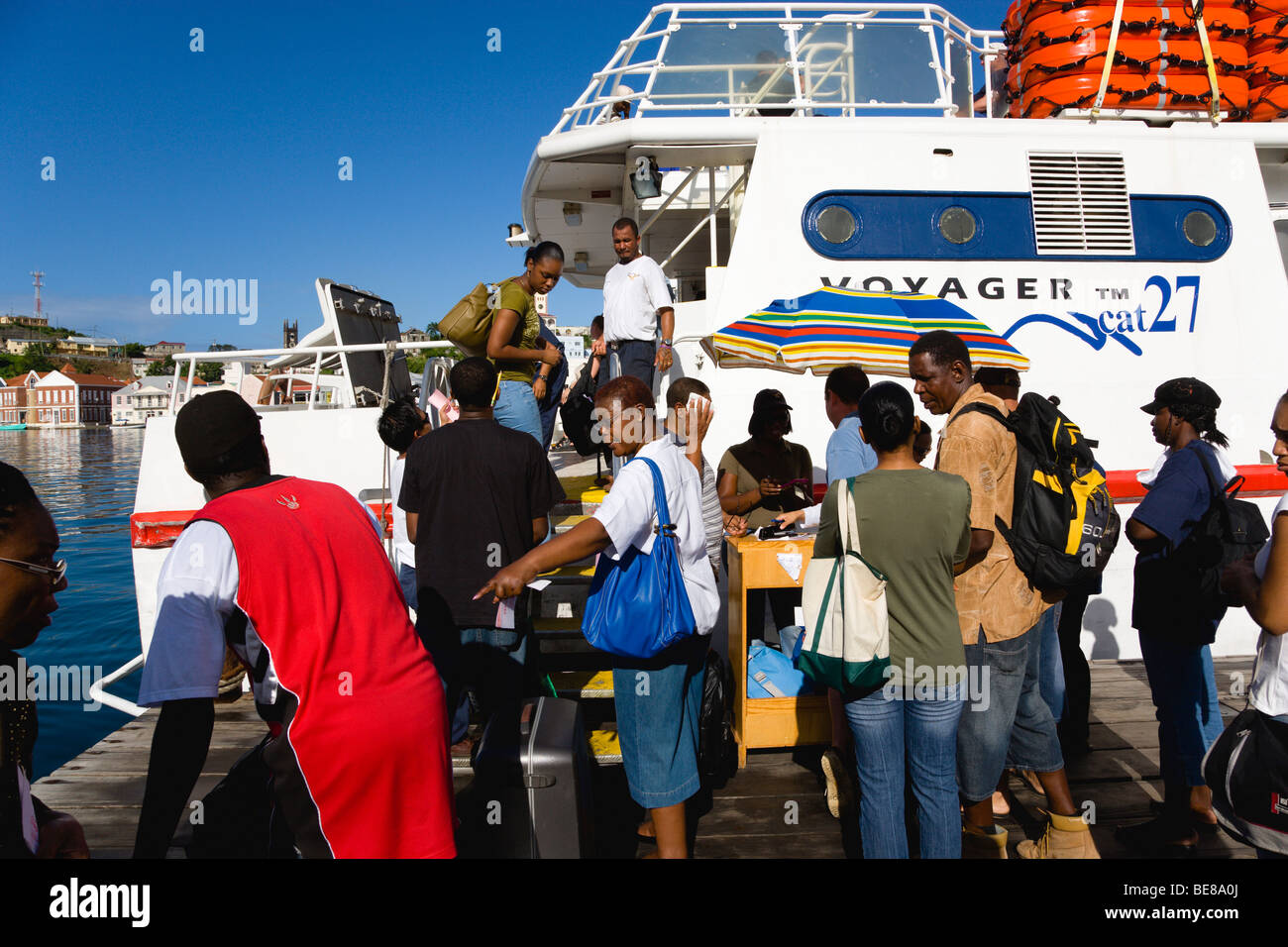 WEST INDIES Caraibi Grenadine Grenada St George Il Carenage Porto isola Inter Osprey catamarano con navetta pendolari Foto Stock