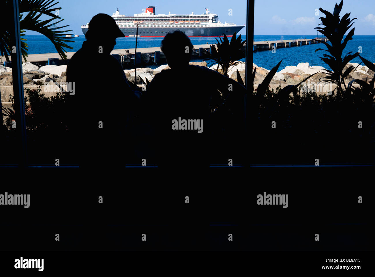 WEST INDIES Caraibi Grenadine Grenada St George's Cruise Ship Terminal turisti in cerca della Queen Mary 2 liner attraverso la finestra Foto Stock