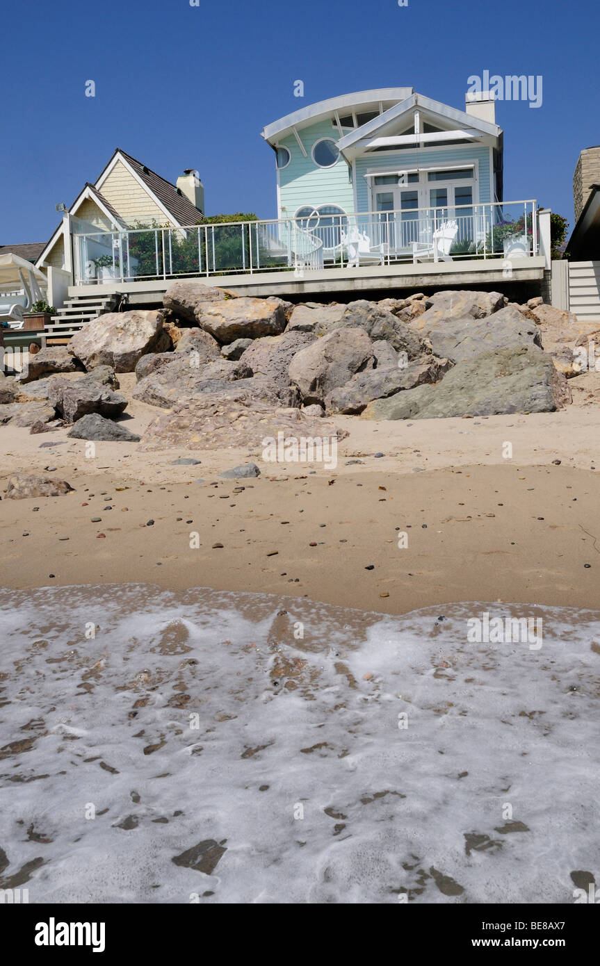USA California Los Angeles case sulla spiaggia con mare difese contro  erosione a Malibu Colony con onde che si infrangono sulla spiaggia Foto  stock - Alamy