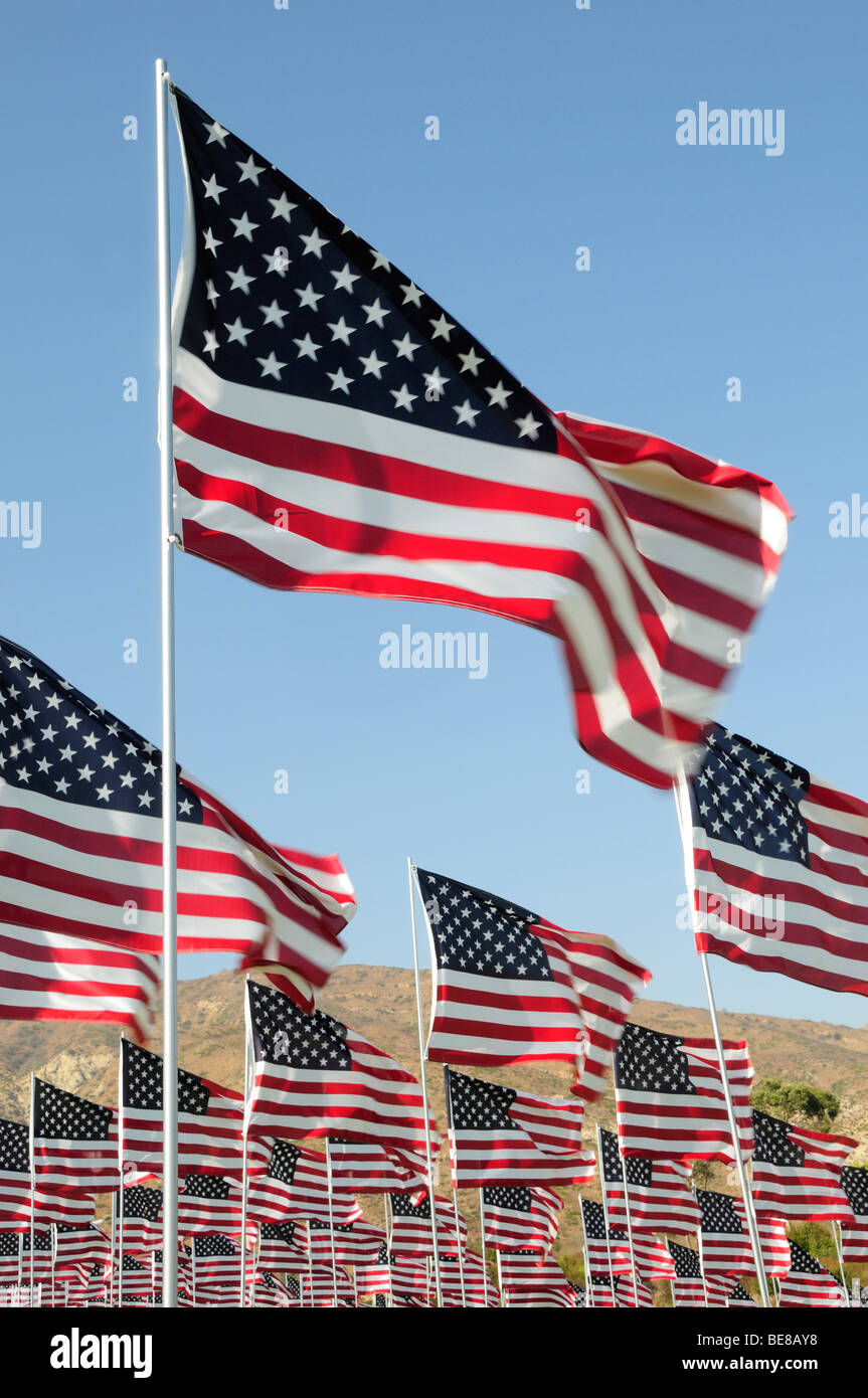 Stati Uniti, California, Los Angeles, 9/11 Memorial a Pepperdine University in Malibu con più unione battenti bandiere da montanti. Foto Stock