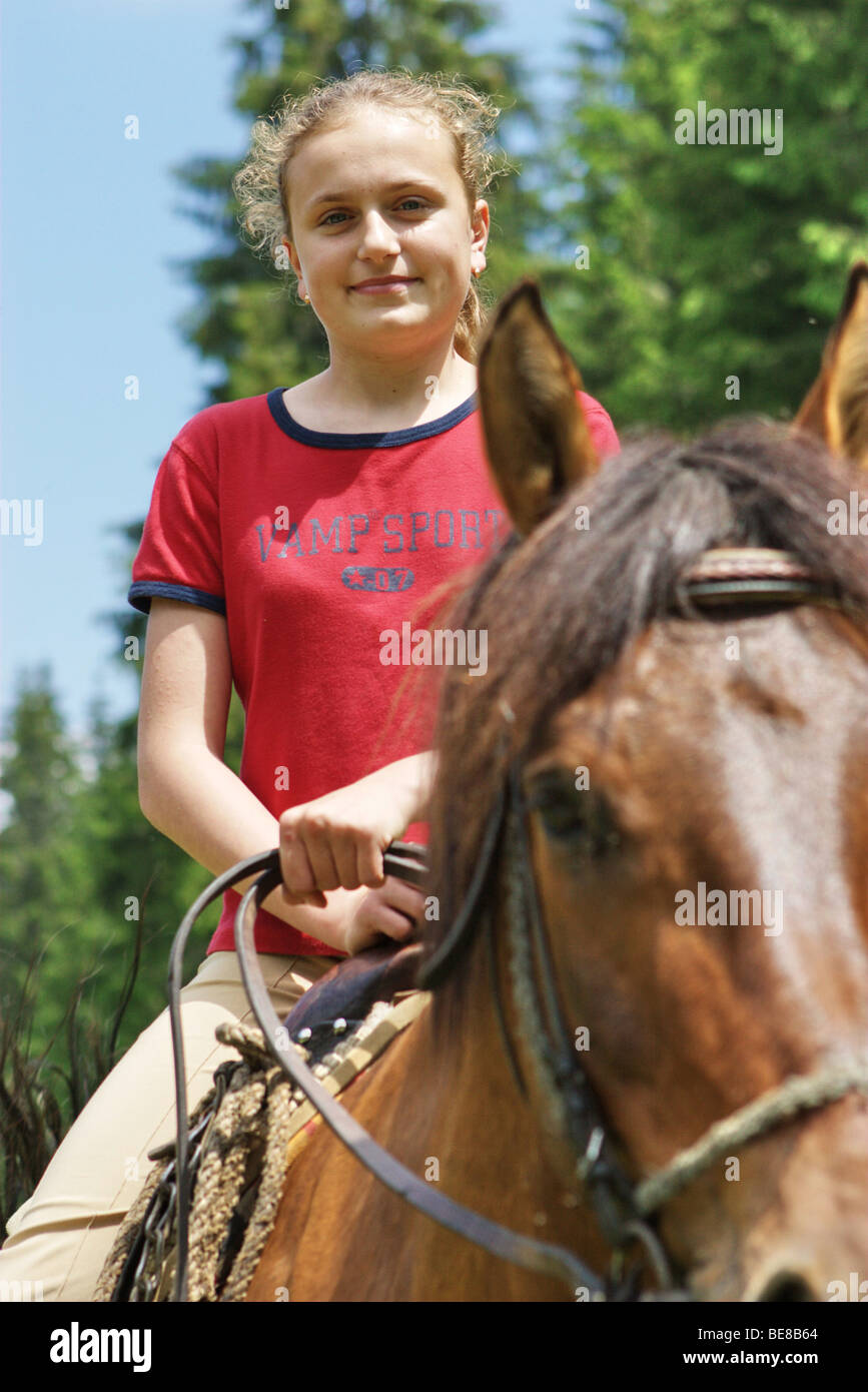 Ragazza di equitazione in Muranska planina. La Slovacchia. Foto Stock