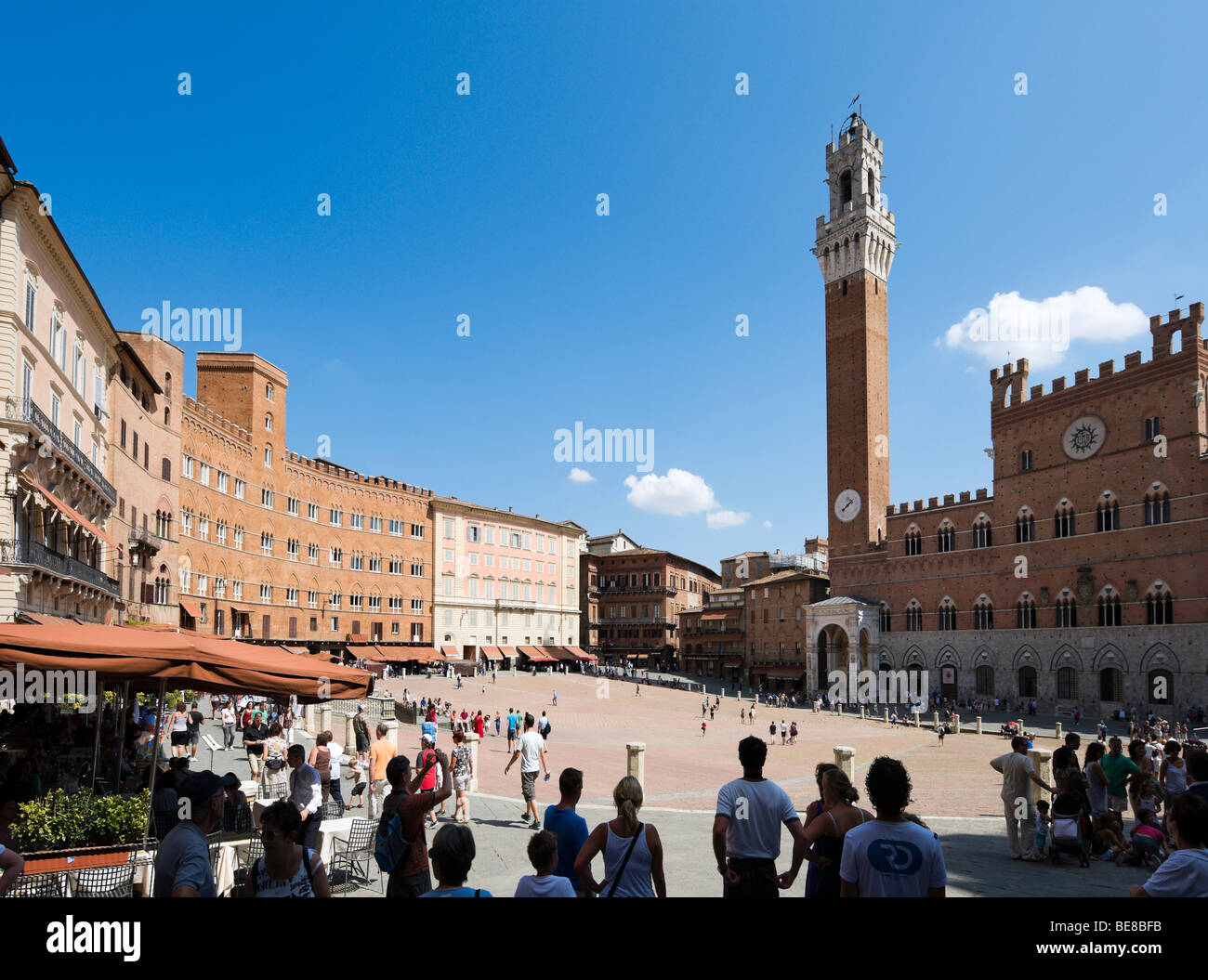 La Torre del Mangia e il Palazzo publico in Piazza del Campo a Siena, Toscana, Italia Foto Stock