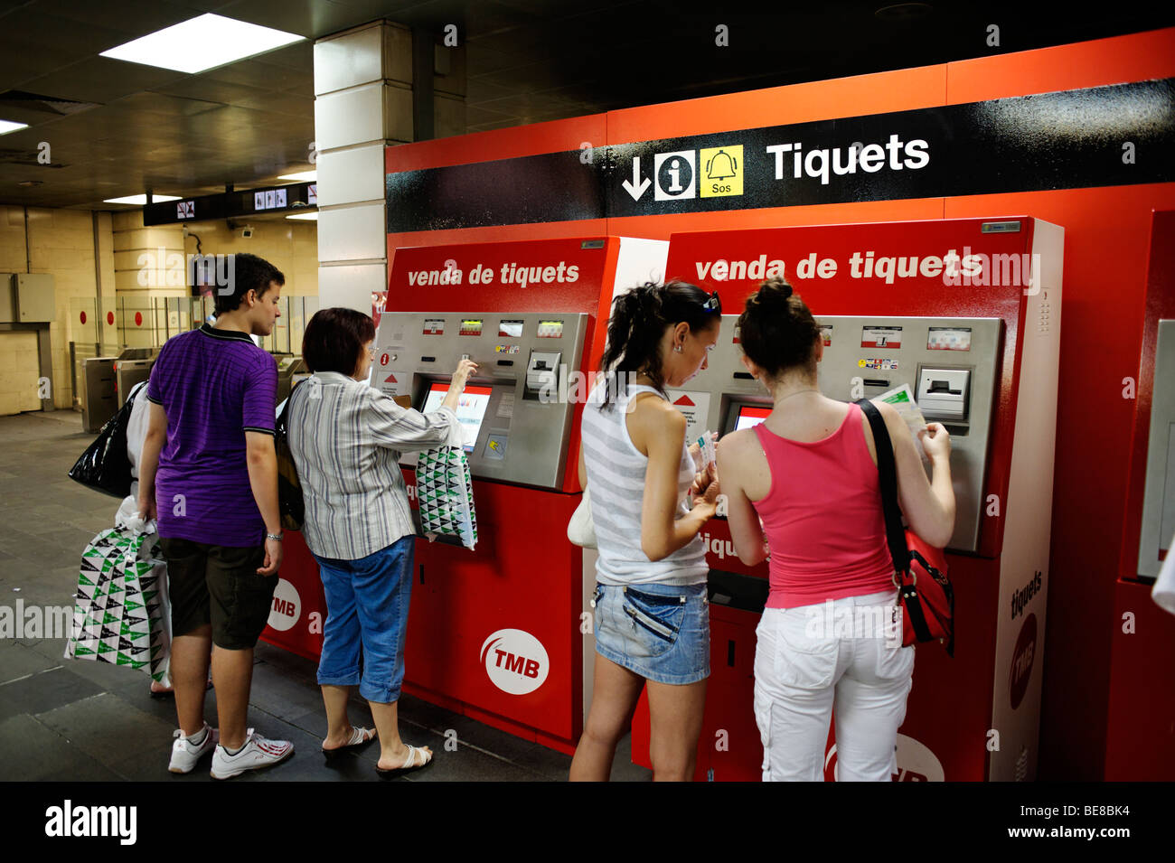Persone che acquistano biglietti della metropolitana a un distributore automatico. Barcellona. Spagna Foto Stock