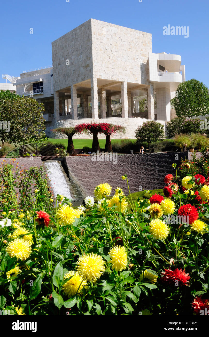 Stati Uniti, California, Los Angeles, visualizzare torna al Museo dal centro di giardino in fiore presso il Getty Center. Foto Stock