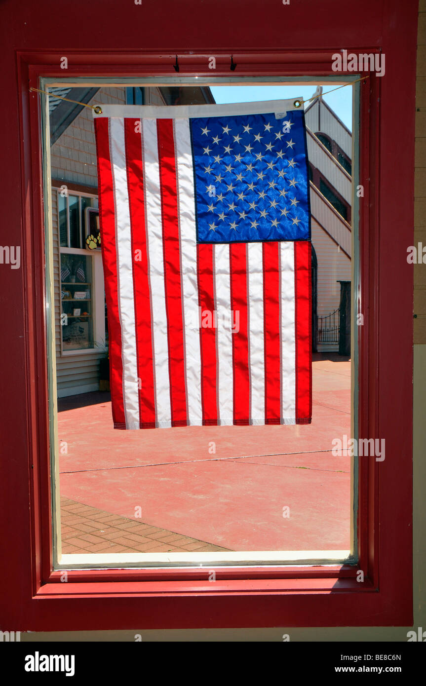 Stati Uniti Bandiera nella finestra Mackinaw City Michigan Foto Stock