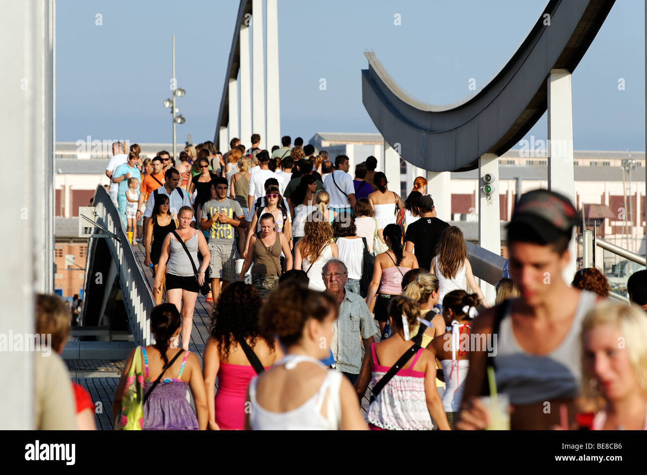 I turisti il sovraffollamento ponte lungo Rambla del Mar. Barcelona. Spagna Foto Stock