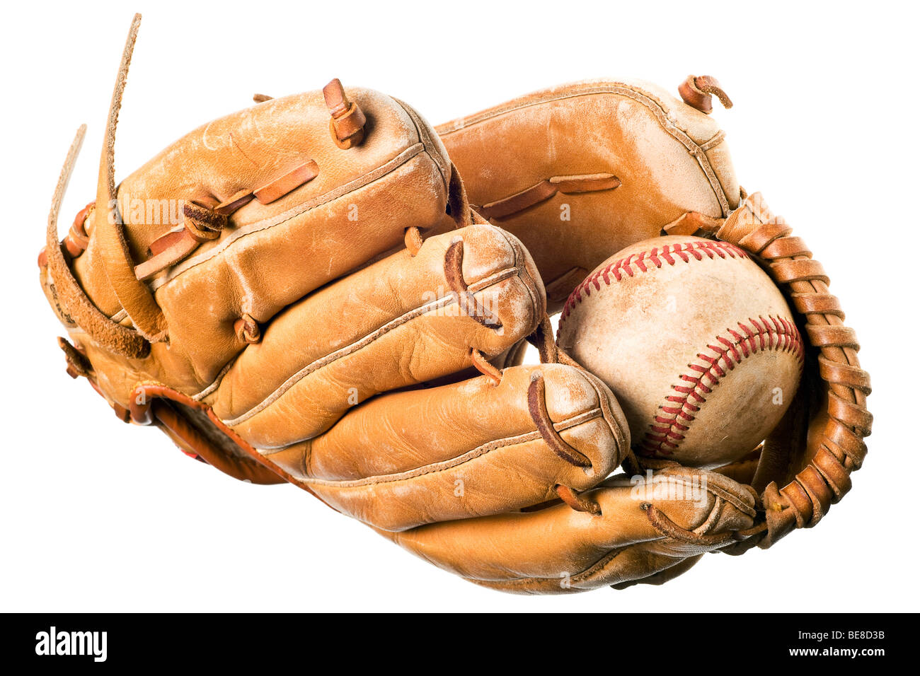 Il baseball in guanto mezzo isolato su sfondo bianco Foto Stock