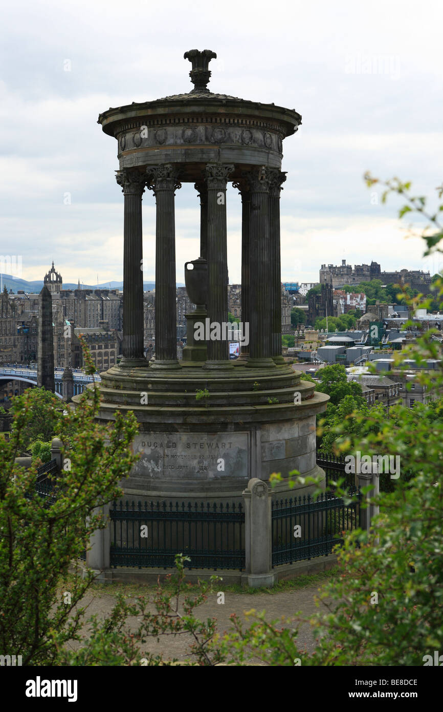 Il Dugald Stewart monumento sulla Carlton Hill, con il castello di Edimburgo dietro. Foto Stock