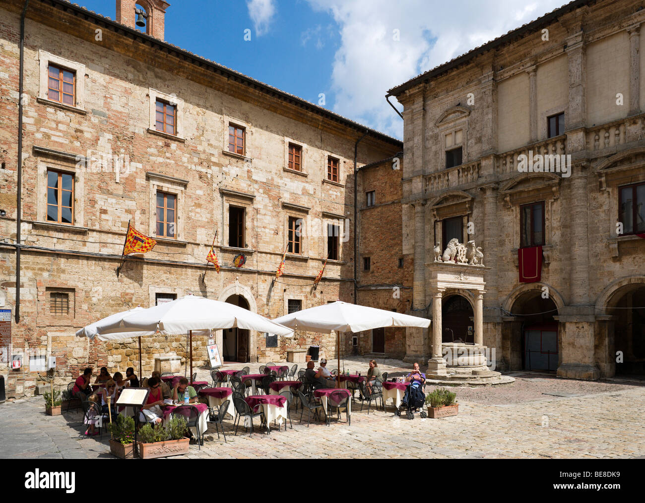Street cafe di fronte al Palazzo Tarugi in Piazza Grande a Montepulciano, Toscana, Italia Foto Stock