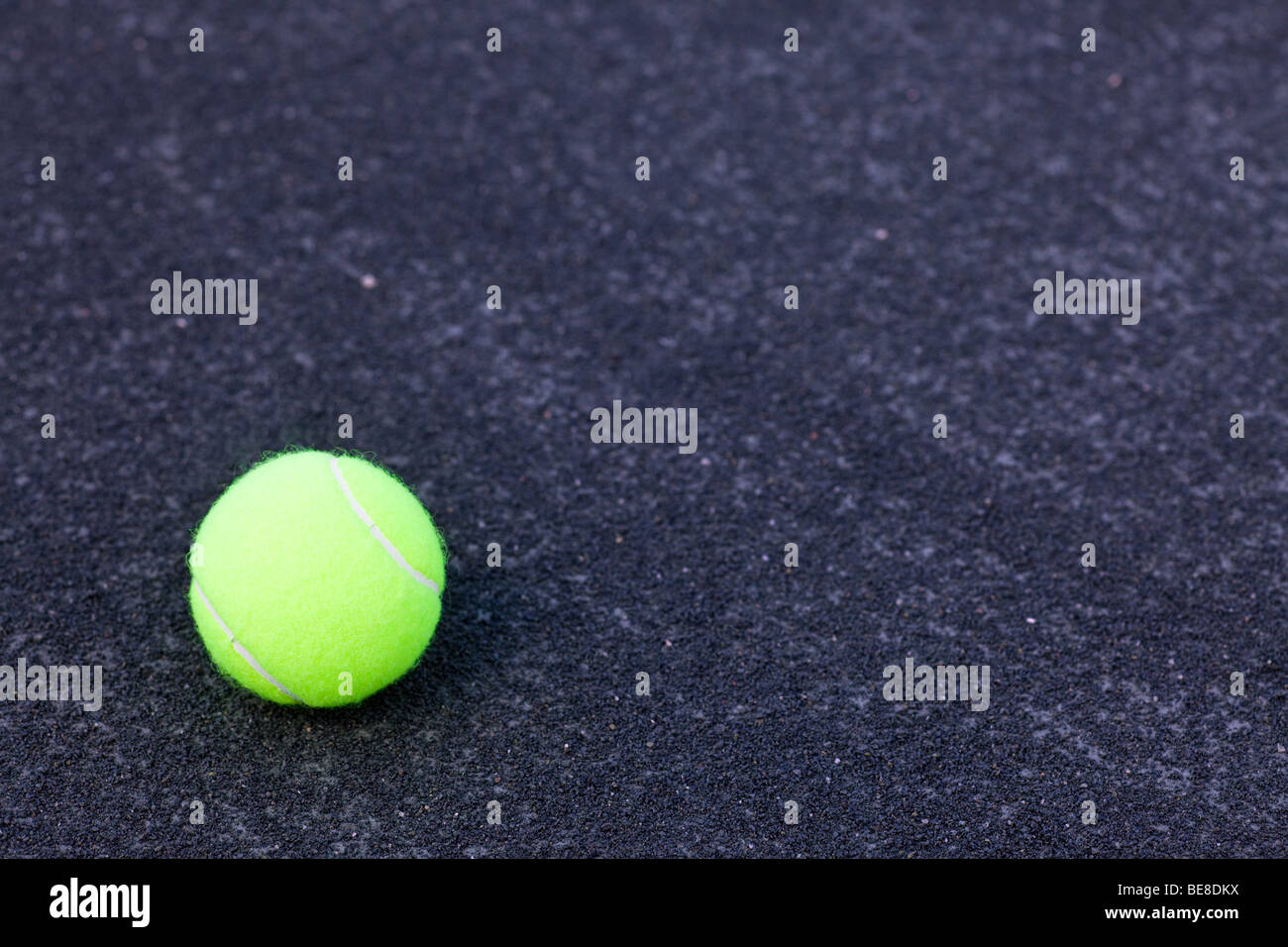 Palla da tennis su corte sfondo con spazio di copia Foto Stock