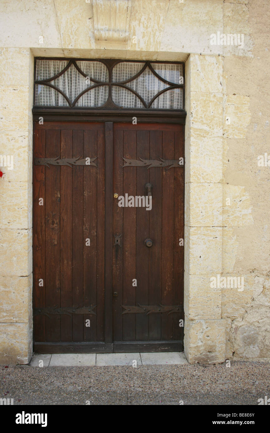 In prossimità di una porta di legno nel villaggio di Blaziert, Francia Foto Stock