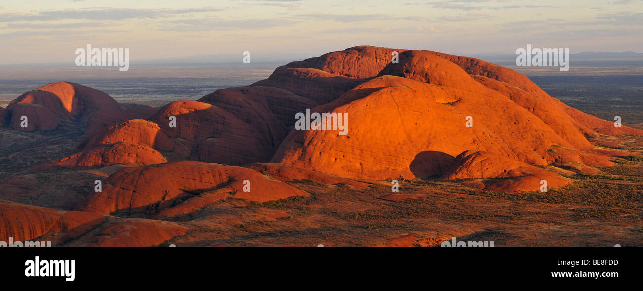 Panorama, vista aerea dell'Olgas al tramonto, Uluru-Kata Tjuta National Park, il Territorio del Nord, l'Australia Foto Stock