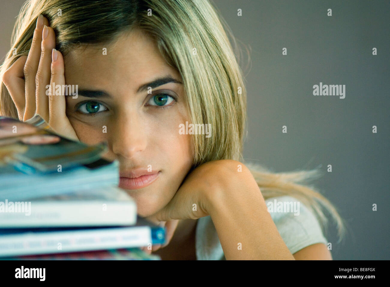 Studente di College prendendo break da studi Foto Stock
