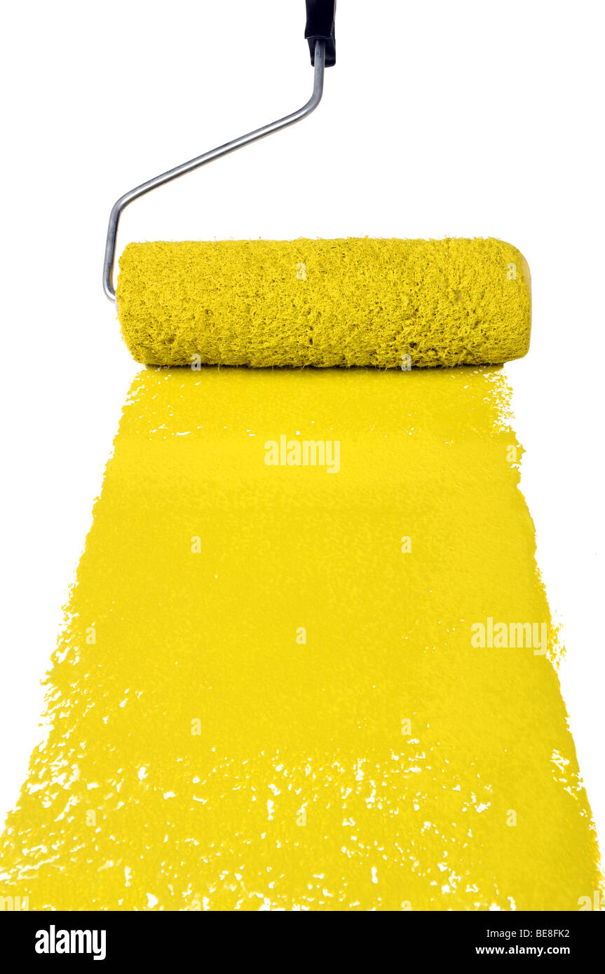Rullo di verniciatura con vernice gialla isolate su sfondo bianco Foto Stock