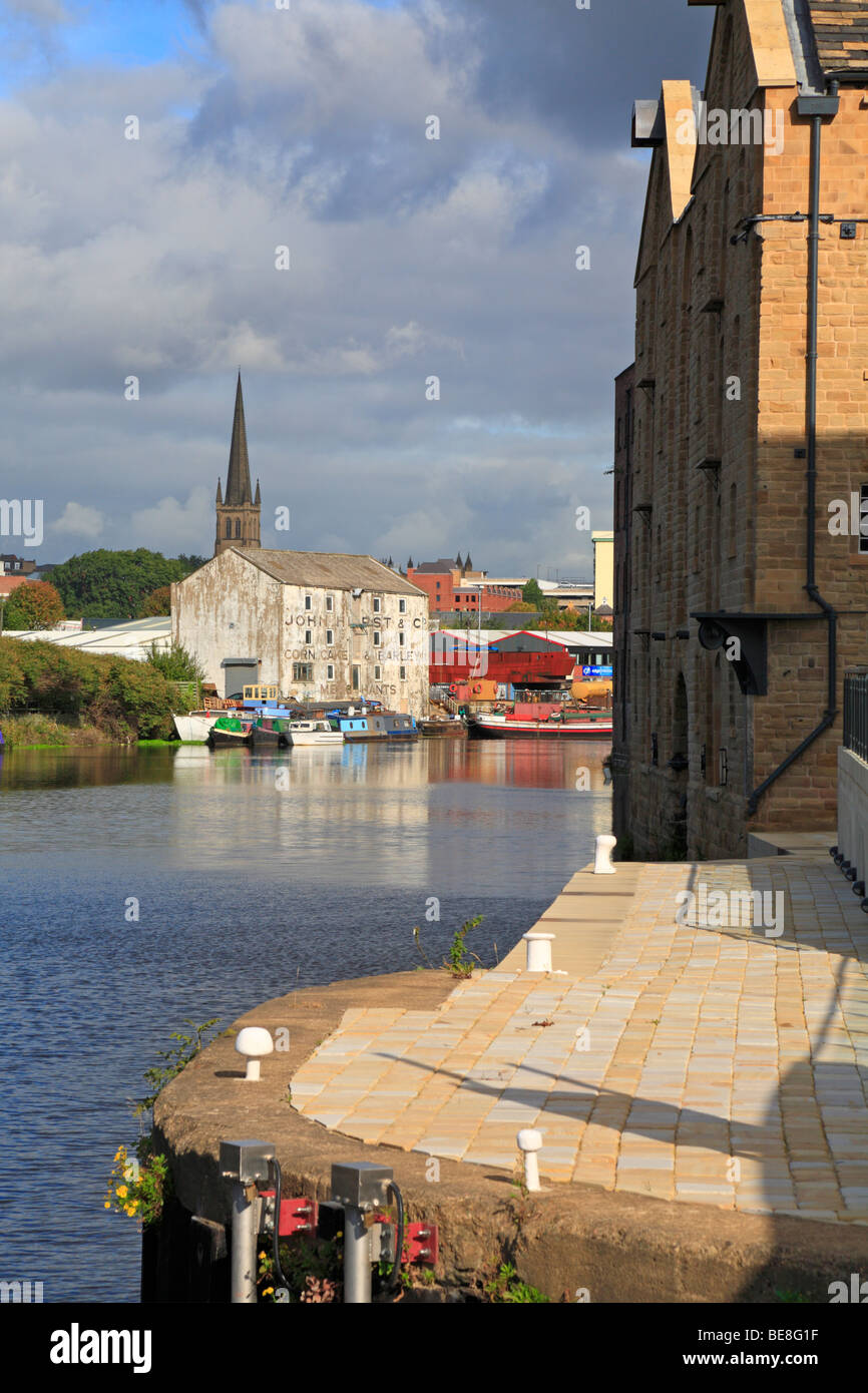 Wakefield dal lungomare di sviluppo, Calder e Hebble Navigazione, West Yorkshire, Inghilterra, Regno Unito. Foto Stock