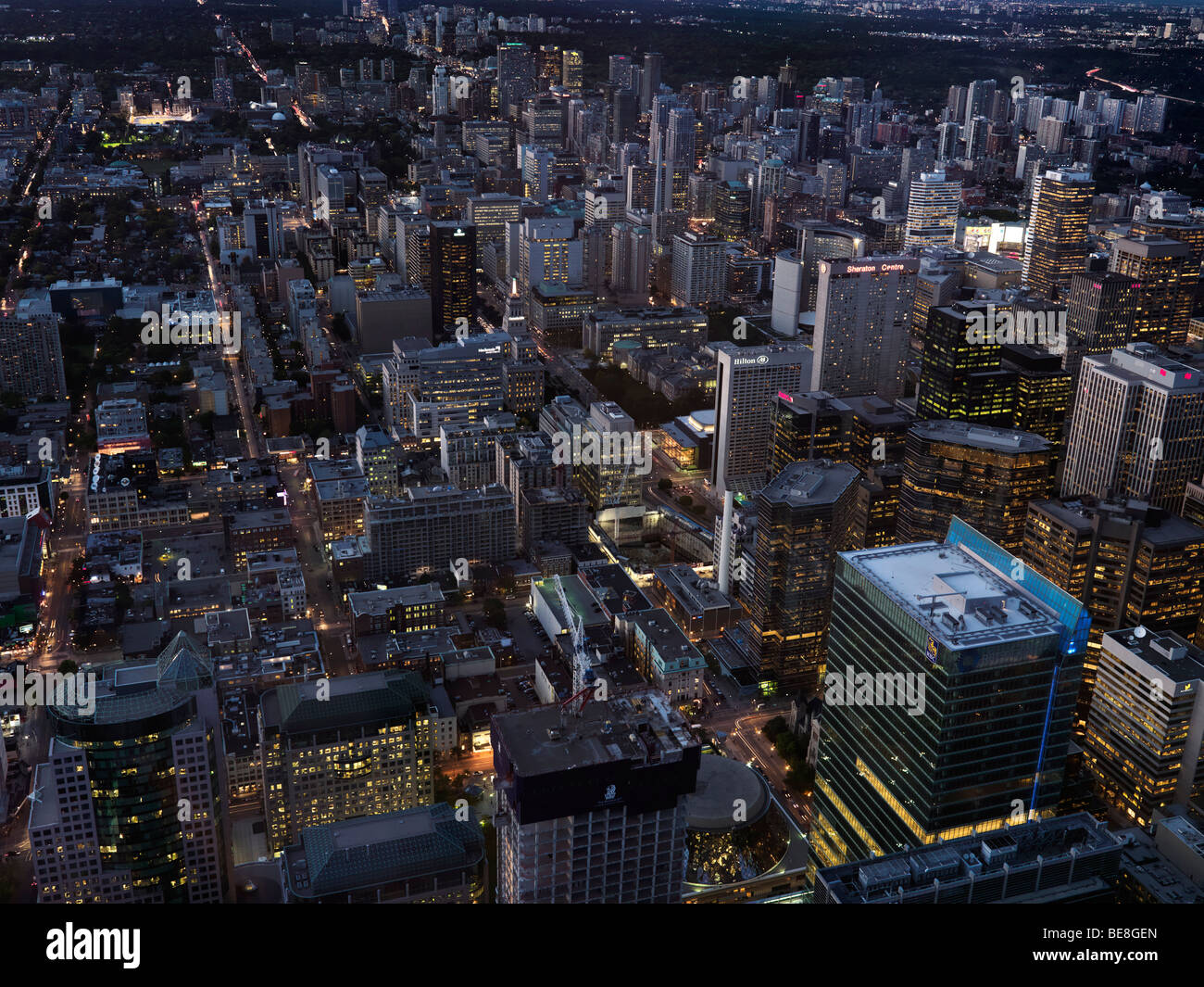 Città di Toronto Downtown vista aerea dopo il tramonto Foto Stock