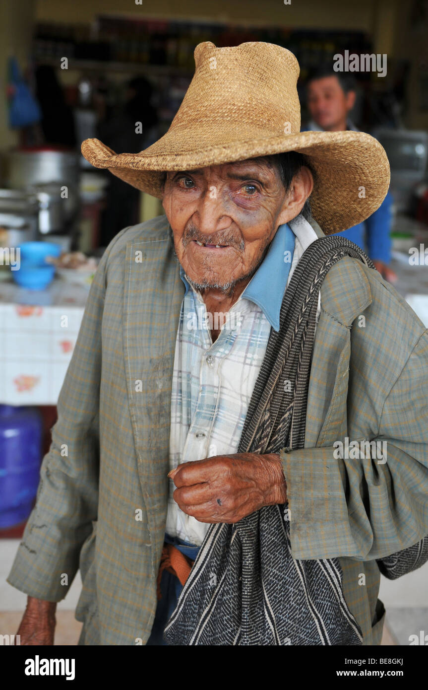 CAJABAMBA PERÙ - 6 settembre: mendicante indigeni al mercato locale, Perù il 6 settembre 2009 Foto Stock