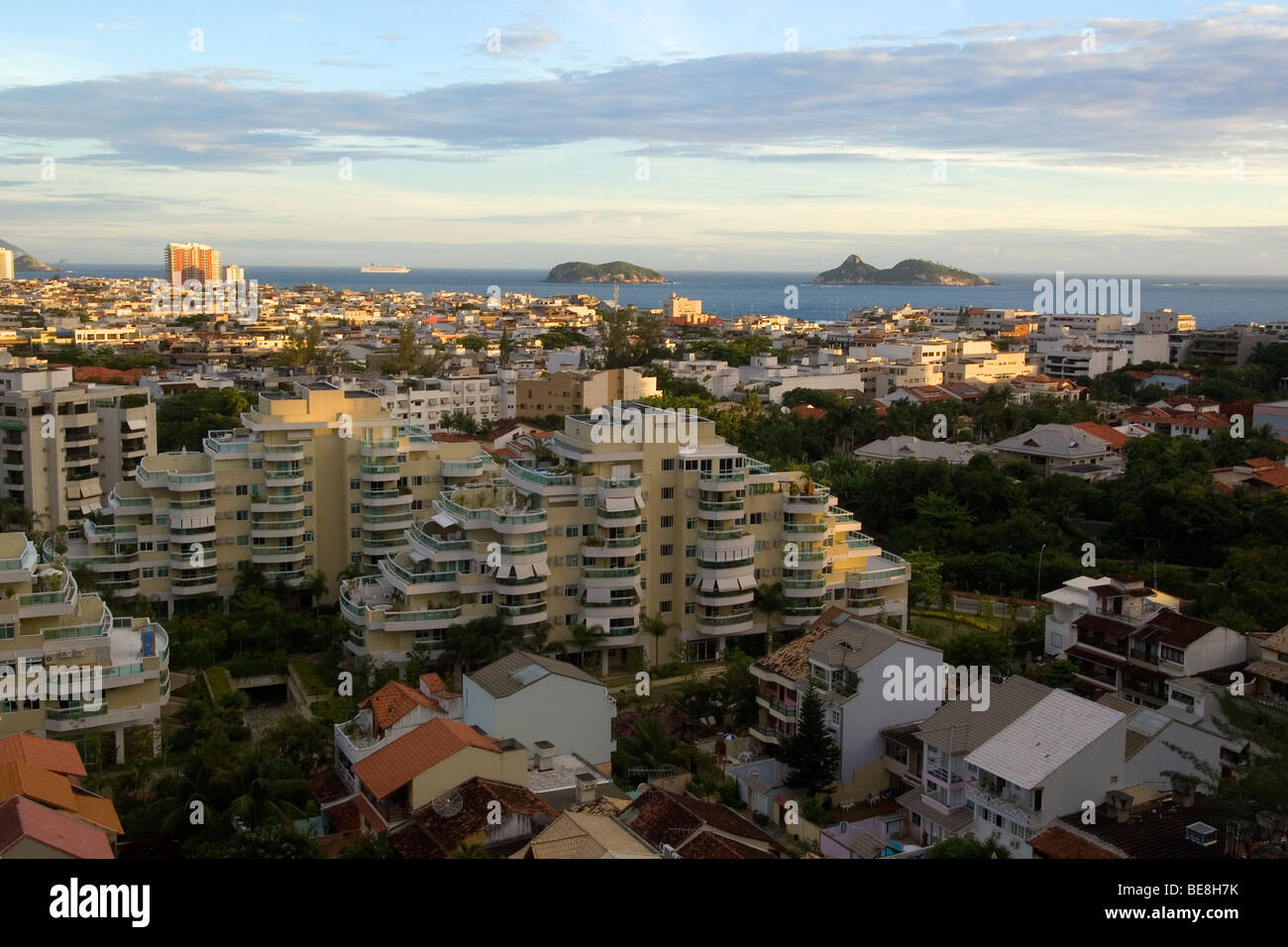 Vista aerea della Barra da Tijuca quartiere al tramonto, Rio de Janeiro, Brasile Foto Stock