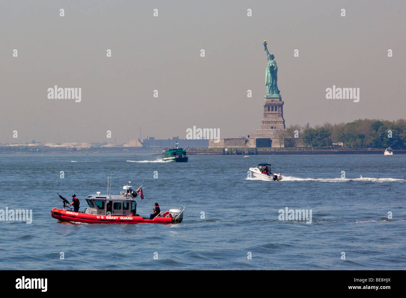 La guardia costiera della sicurezza del porto di New York City Foto Stock