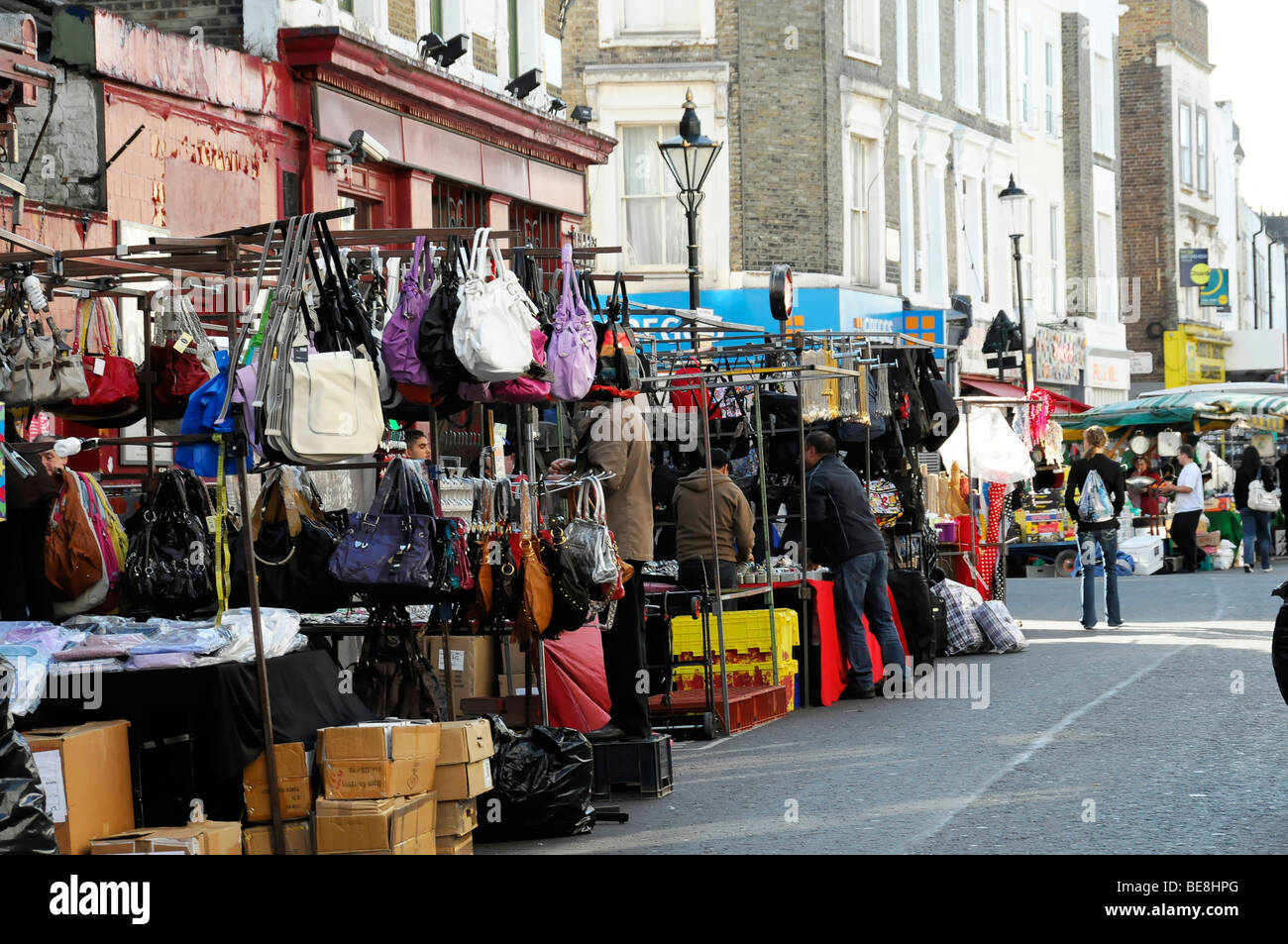Vista parziale, Mercato di Portobello Road a Londra, Inghilterra, Regno Unito, Europa Foto Stock