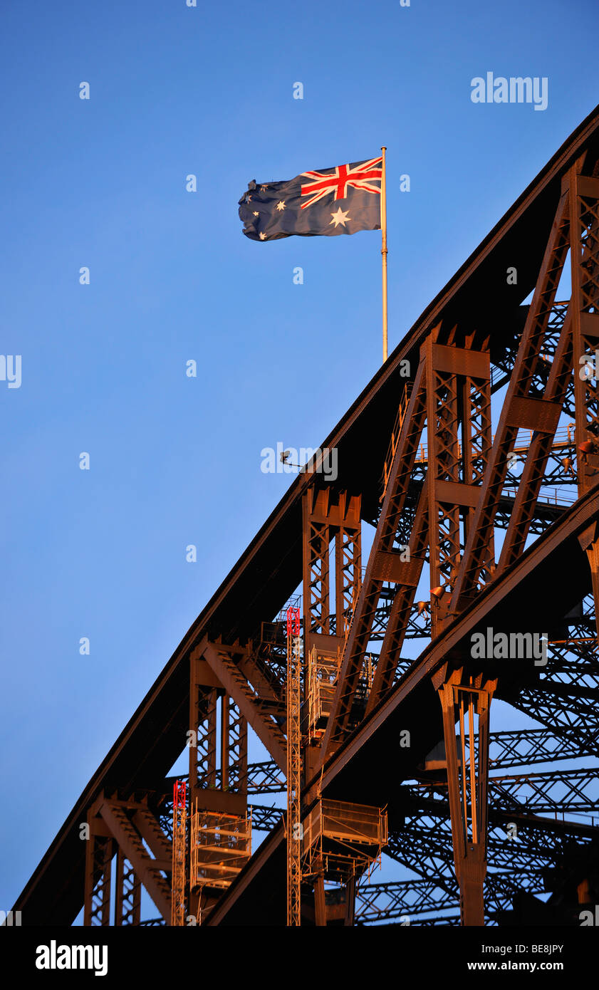 Bandiera australiana presso il Ponte del Porto di Sydney, Sydney, Nuovo Galles del Sud, Australia Foto Stock