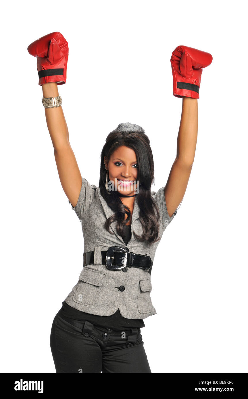 Donna che esprimono la vittoria indossando guanti da boxe isolato su uno sfondo bianco Foto Stock