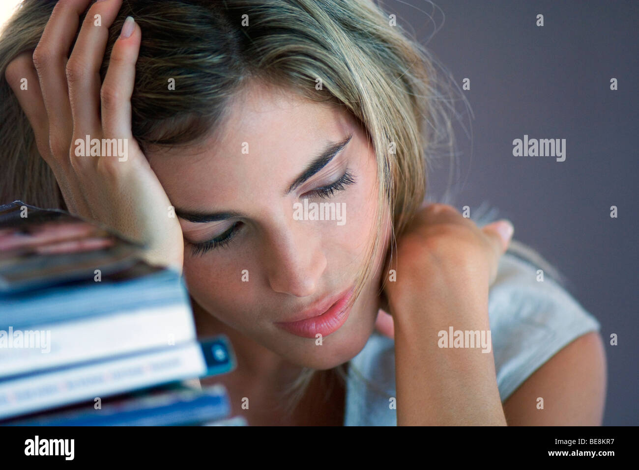 Studente universitario che studia Foto Stock