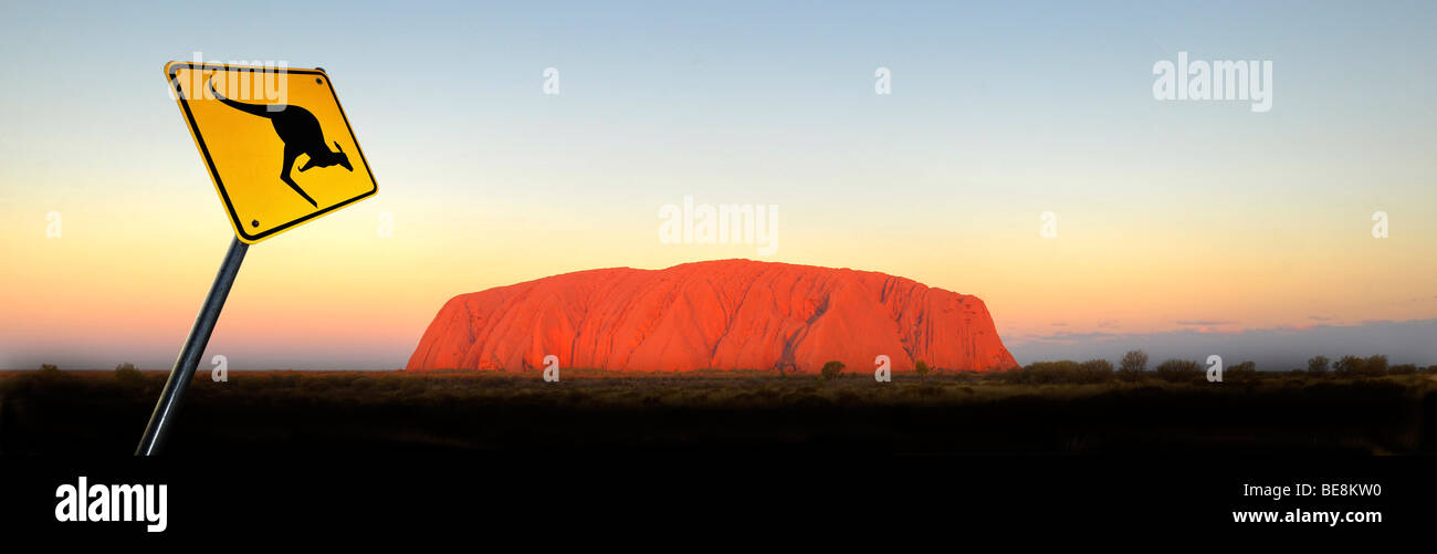 Panorama, canguro cartello segnaletico, Uluru Ayers Rock al tramonto, Uluru-Kata Tjuta National Park, il Territorio del Nord, l'Australia Foto Stock