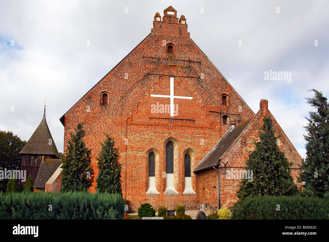 Centro storico la chiesa di San Pietro in Landkirchen con un campanile separato, vista posteriore, Fehmarn Island, Ostholstein distretto, Schlesw Foto Stock