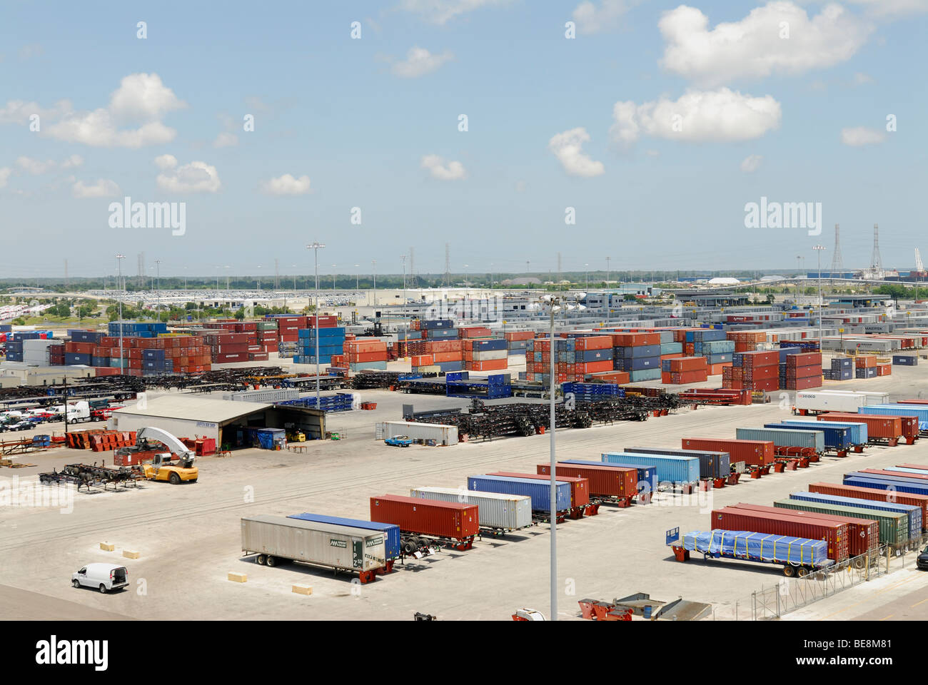Contenitori di aspettare di essere sbarcato da una nave nel porto di Jacksonville. Foto Stock