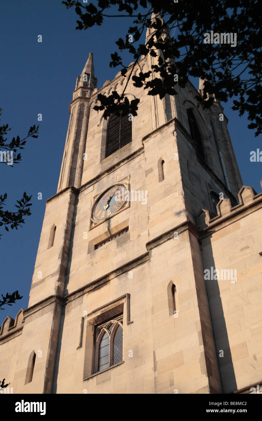 Guardando verso l'alto la facciata della chiesa parrocchiale di San Giovanni Battista, Windsor, Regno Unito. Foto Stock