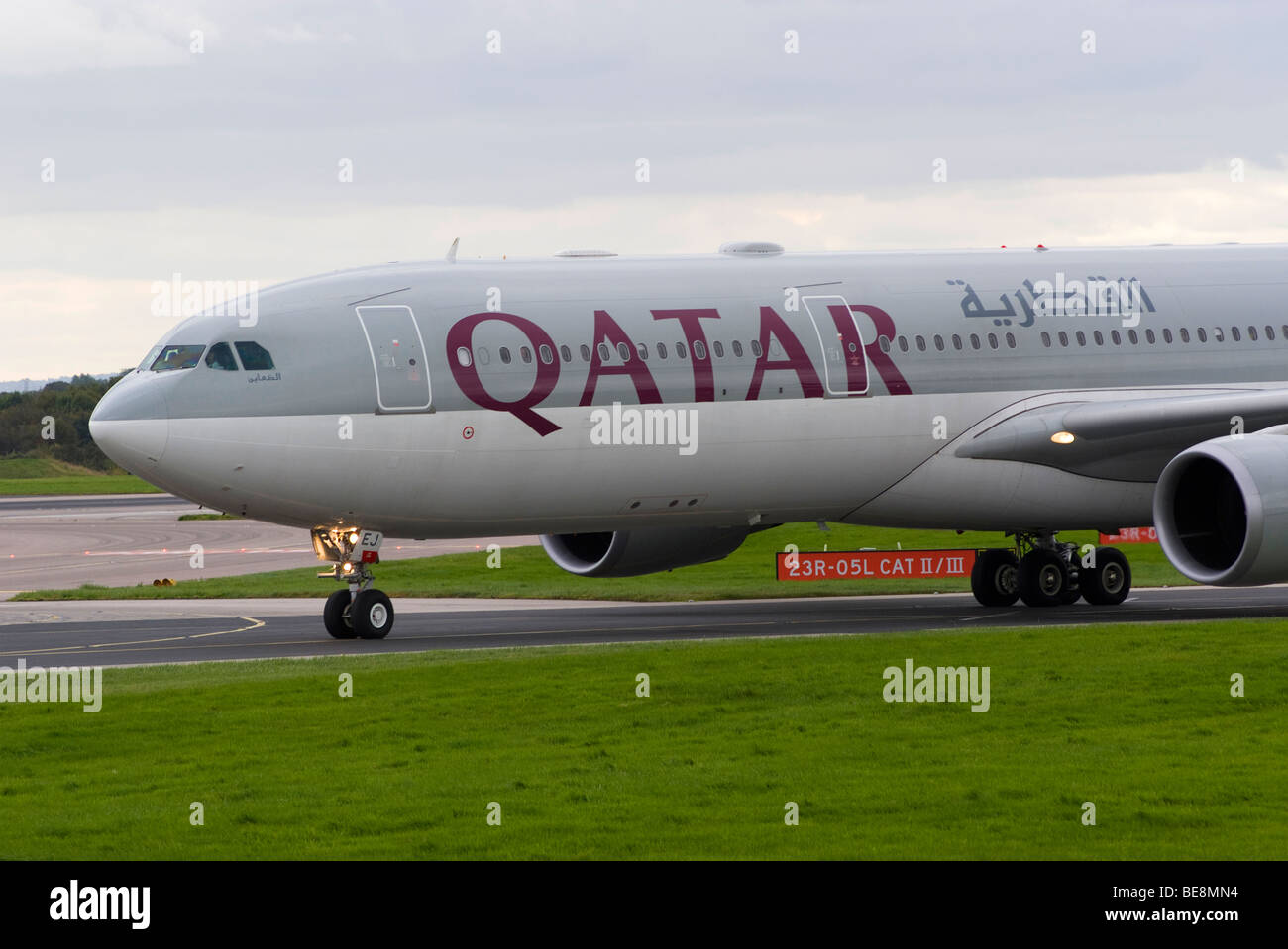 Qatar Airways Airbus A330-302 (X) Aereo di linea A7-AEJ rullaggio dopo lo sbarco a Manchester Ringway Airport England Regno Unito Regno Unito Foto Stock