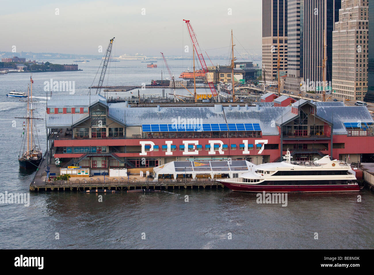 Pier 17 al South Street Seaport in New York City Foto Stock