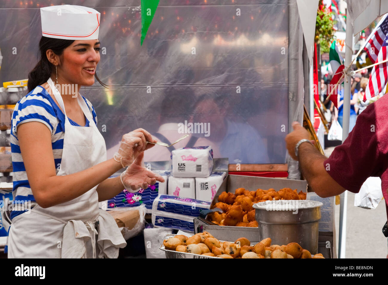 Dolce fritto produttore presso festa di San Gennaro Festival di Little Italy a New York City Foto Stock