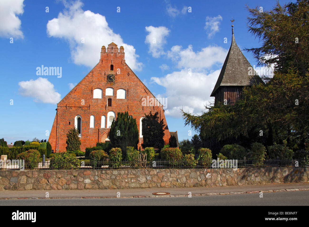 Centro storico la chiesa di San Pietro in Landkirchen con un campanile separato, Fehmarn Island, Ostholstein distretto, Schleswig-Holstein Foto Stock